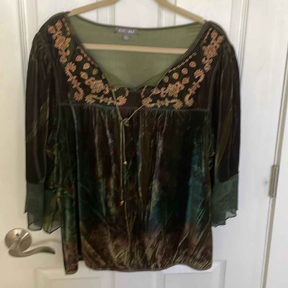 Roz & Ali pull over top. Size XL. 3/4 length sleeves. Soft velvet feel.